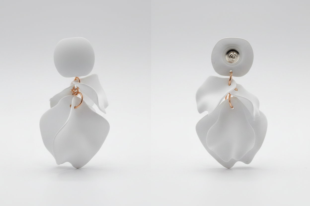 Boucles d'oreilles pendantes pétales blancs