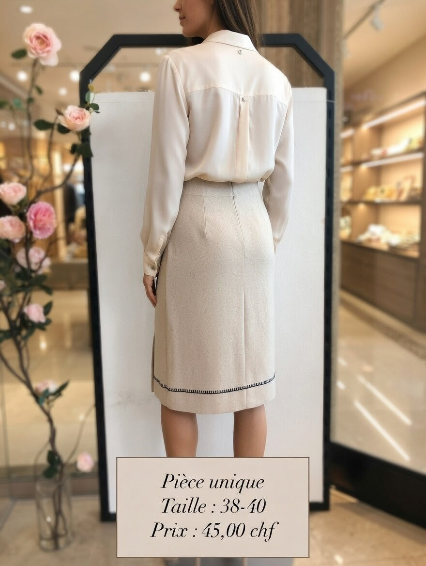 45,00 chf - - Taille 38-40 - Jupe Beige Chic avec Boutons Argentés et Poche !