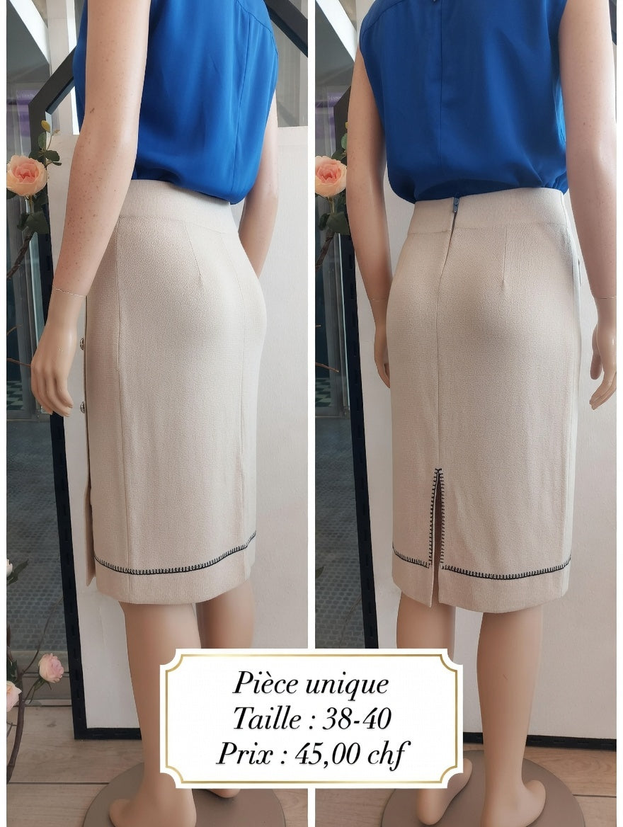 45,00 chf - - Taille 38-40 - Jupe Beige Chic avec Boutons Argentés et Poche !