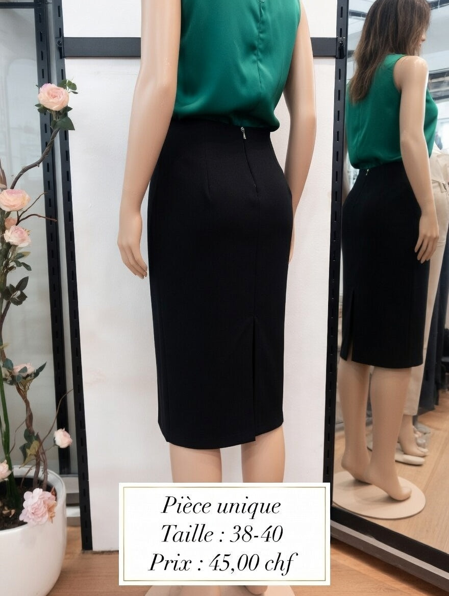 45,00 chf - Taille 38-40 - Jupe Noire Élégante avec Boutons Dorés et Fente !
