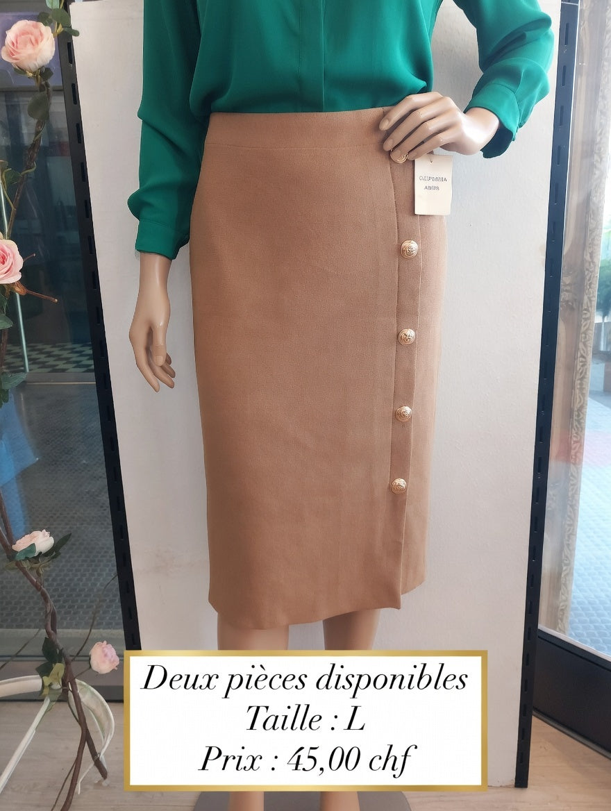 45,00 chf - Taille L - Jupe Chic en Tricot Beige avec Boutons Dorés, 2 pièces disponibles !