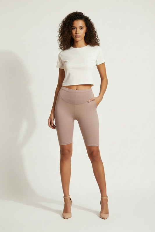Short gainant brésilien Divas beige rosé taille haute coupe cycliste vue face crop top blanc fond blanc