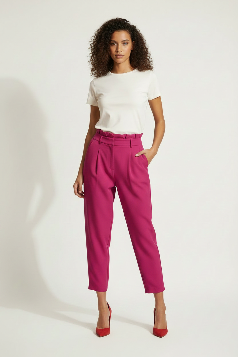 Pantalon fuchsia taille haute volant coupe carotte vue face fond blanc