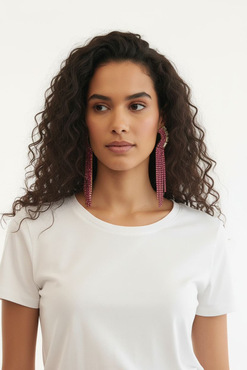 Boucles d'oreilles longues franges strass rose portées sur mannequin vue 3/4 gauche cheveux dégagés fond blanc
