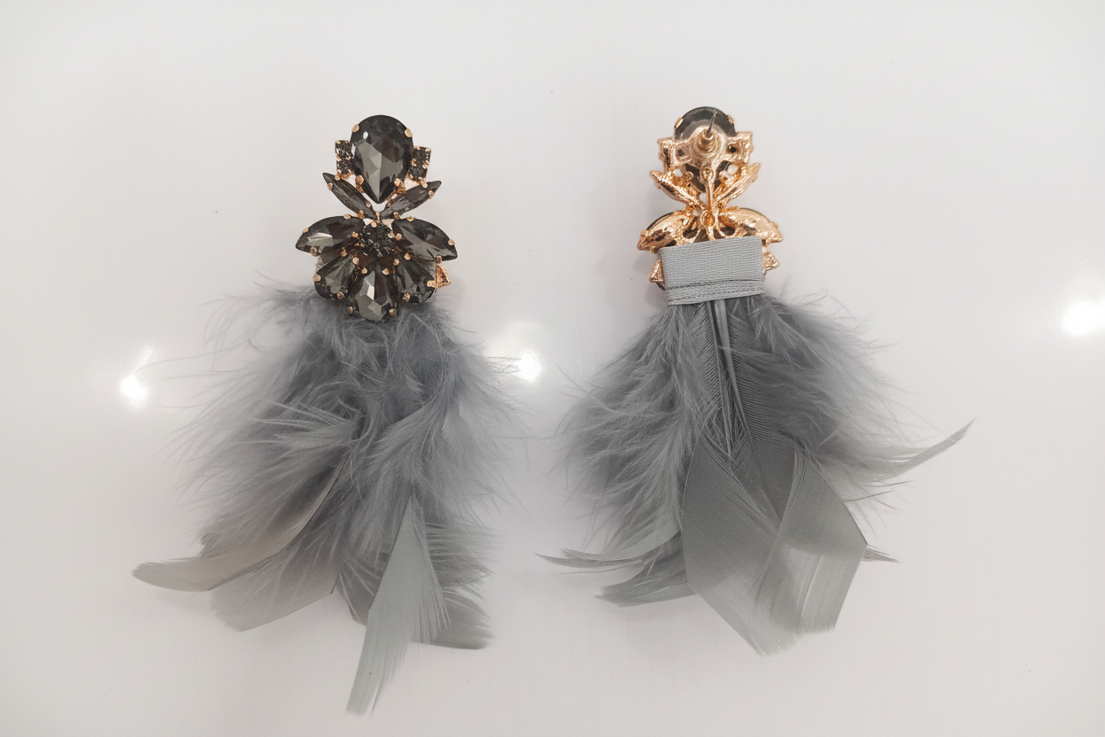 Boucles d'oreilles plumes grises et cristaux fumés