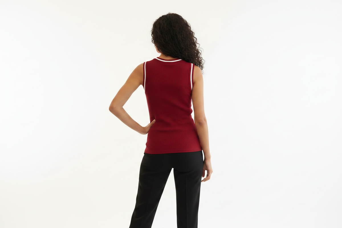 Débardeur côtelé rouge bordure blanche Jainnara Rodrigues vue dos mannequin fond blanc taille 36/38