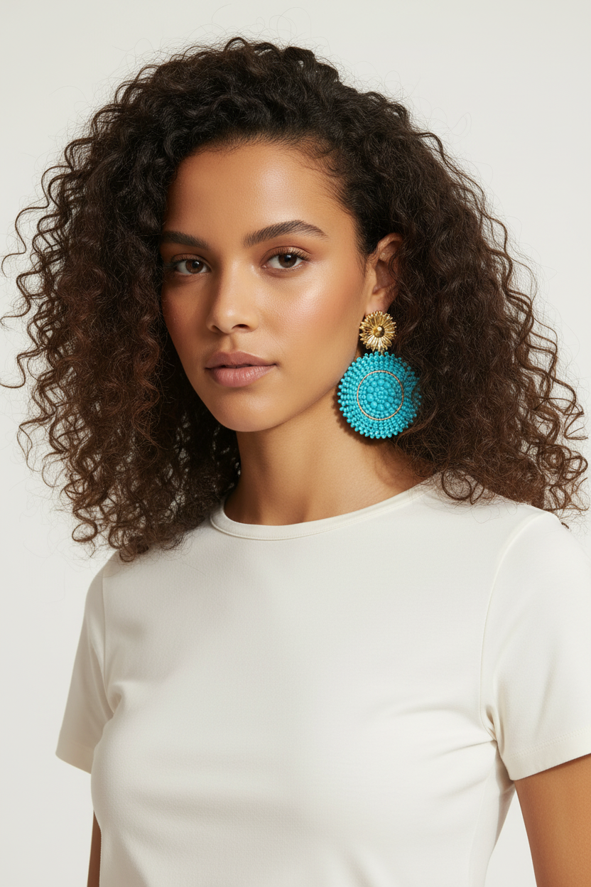 Boucles d'oreilles perles turquoise — Cercle fleuri doré