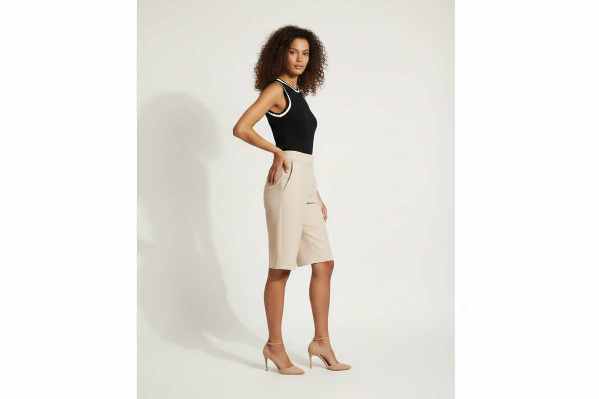 Débardeur côtelé noir bordure blanche Jainnara Rodrigues vue 3/4 côté mannequin fond blanc taille 44/46