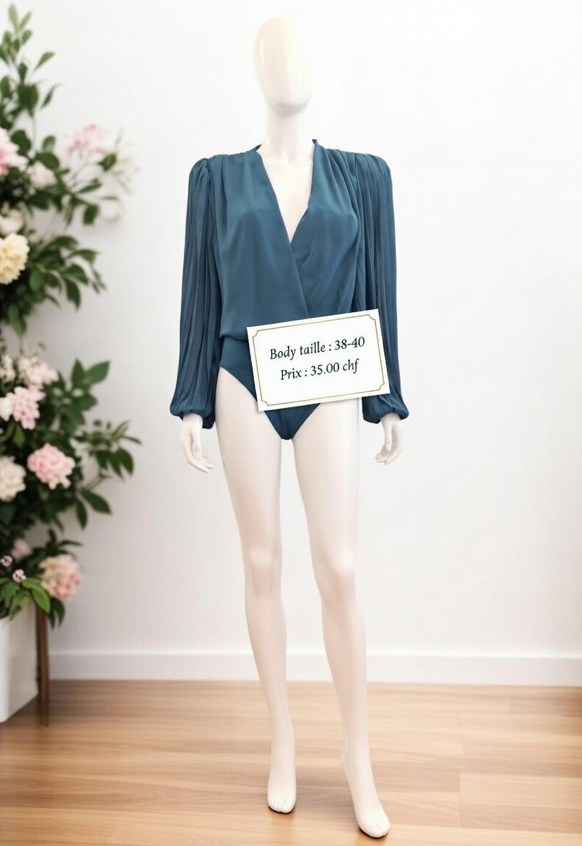 35,00 chf - Taille 38-40 - Body Décolleté V Turquoise – Manches Bouffantes Sophistiquées !