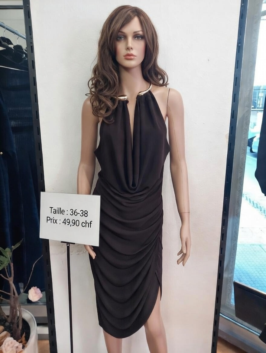 49,90 chf - Taille 36-38 - ✨ Robe drapée chocolat élégante avec décolleté profond – ✨ Idéale pour soirées chic !